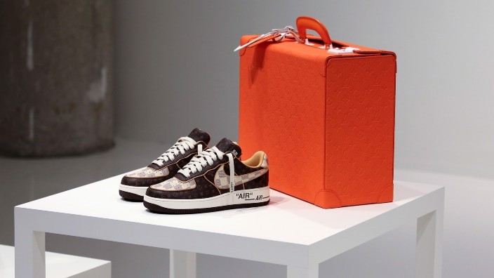 bst-lv-x-nike-air-force-1-cua-virgil-abloh-duoc-ban-voi-gia-ky-luc