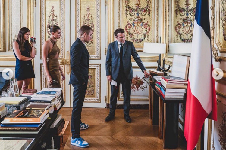 justin-bieber-va-co-vo-hailey-bieber-da-mac-gi-khi-den-tham-nuoc-phap