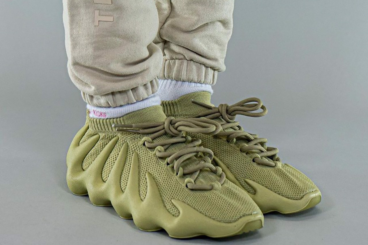 chao-don-su-ra-mat-cua-yeezy-450-dark-sulfur