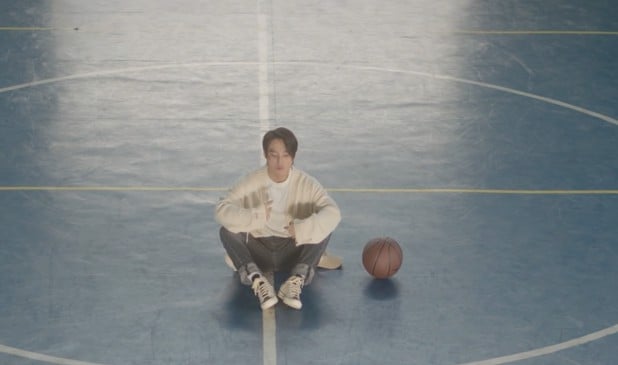 can-canh-doi-converse-fear-of-god-tren-chan-son-tung-mtp-trong-mv-muon