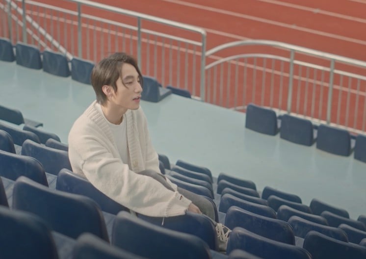 can-canh-doi-converse-fear-of-god-tren-chan-son-tung-mtp-trong-mv-muon