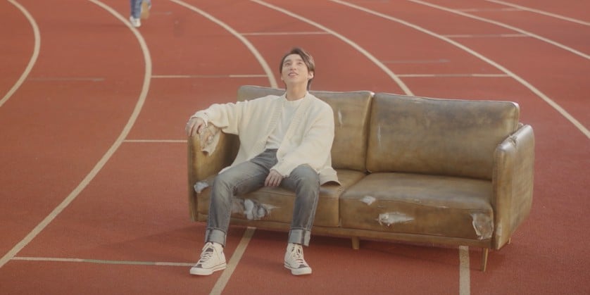 can-canh-doi-converse-fear-of-god-tren-chan-son-tung-mtp-trong-mv-muon