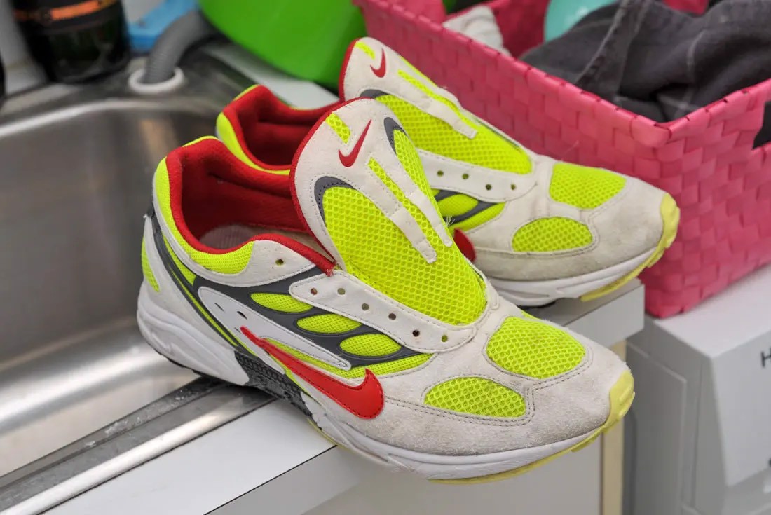 lieu-chung-ta-co-nen-su-dung-mat-giat-de-ve-sinh-giay-the-thao?