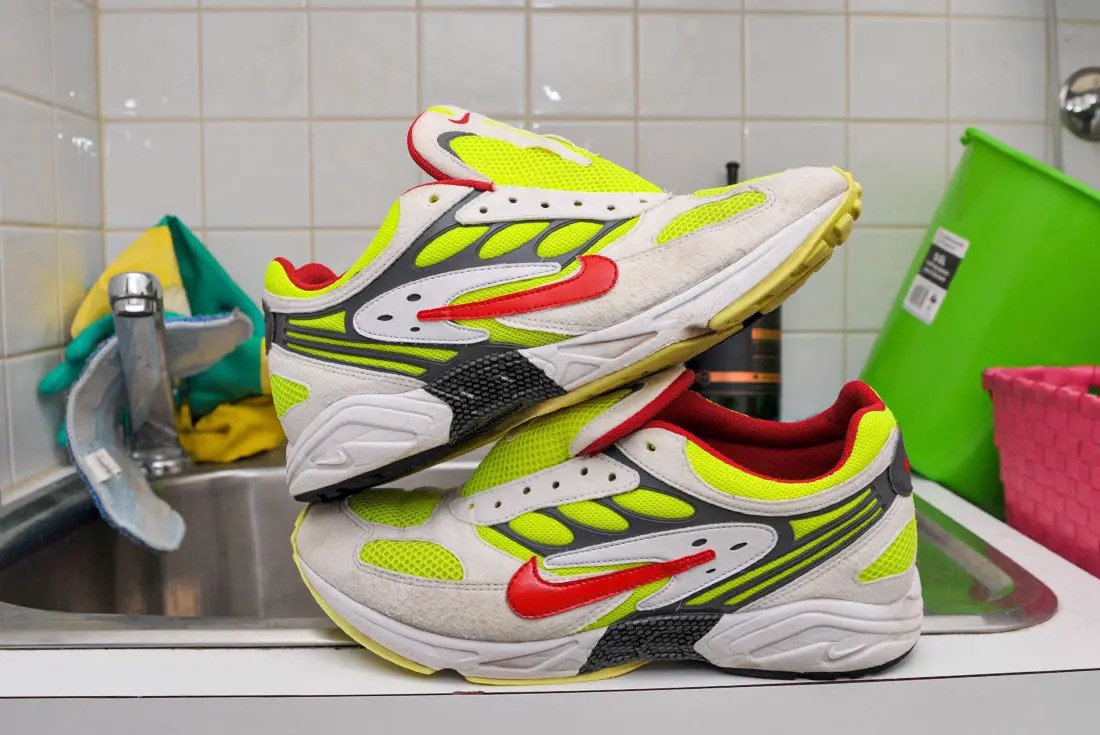 lieu-chung-ta-co-nen-su-dung-mat-giat-de-ve-sinh-giay-the-thao?