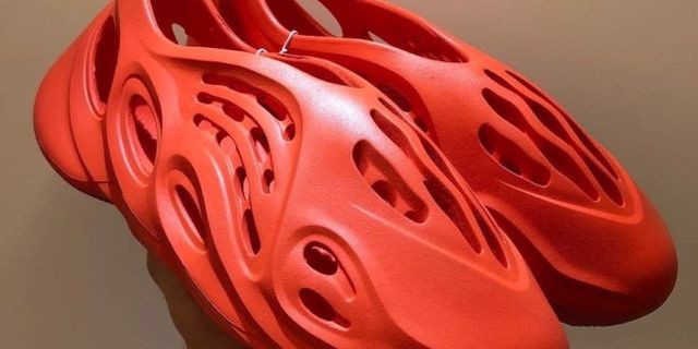 review-giay-yeezy-foam-runner-vermilion