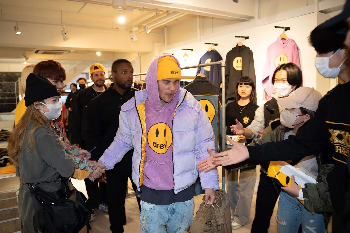 Drew House - Biểu tượng mới của thời trang đường phố Hinh anh 4: Drew House - Bieu tuong moi cua thoi trang duong pho