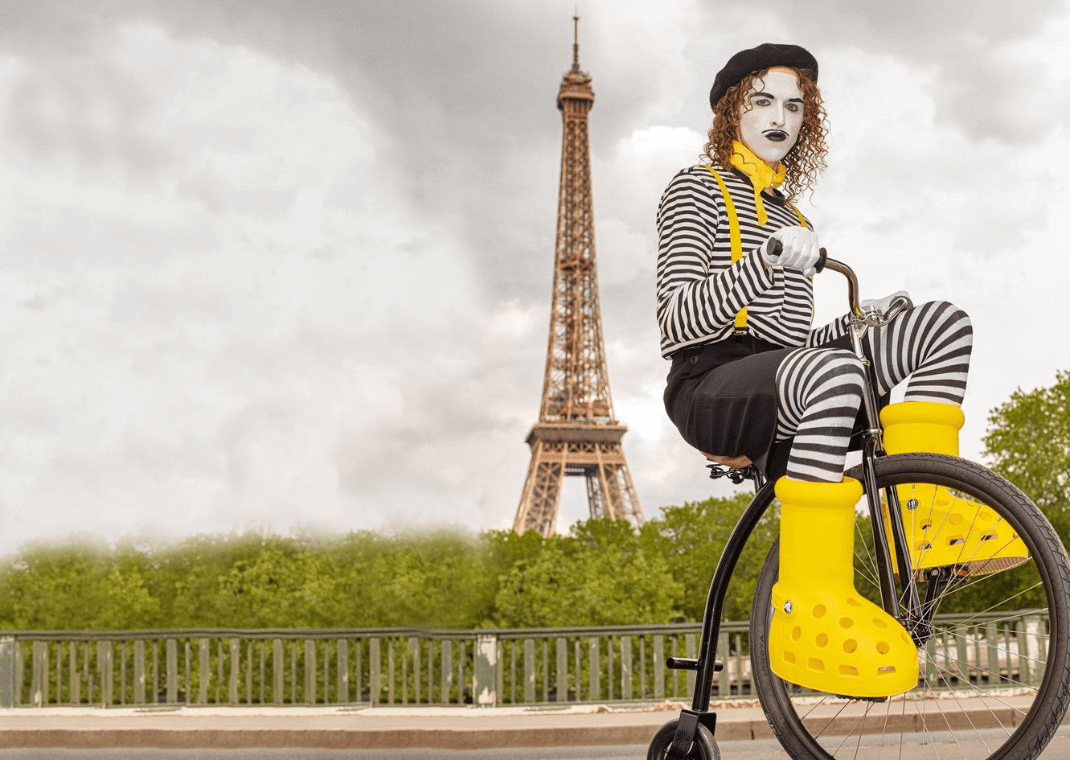 MSCHF x Crocs Big Yellow Boots chiếm trọn spotlight tại Paris Fashion Week Hinh anh 3: MSCHF x Crocs Big Yellow Boots chiem tron spotlight tai Paris Fashion Week