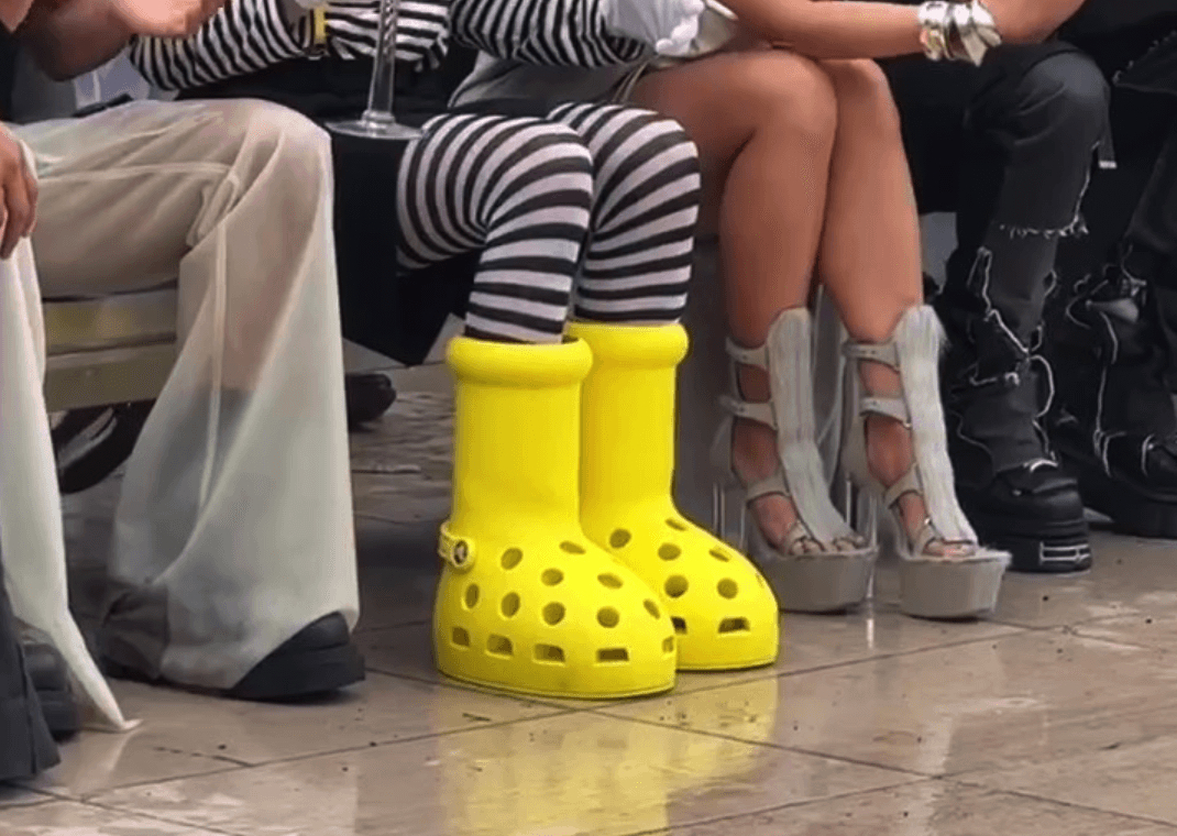 MSCHF x Crocs Big Yellow Boots chiếm trọn spotlight tại Paris Fashion Week Hinh anh 7: MSCHF x Crocs Big Yellow Boots chiem tron spotlight tai Paris Fashion Week