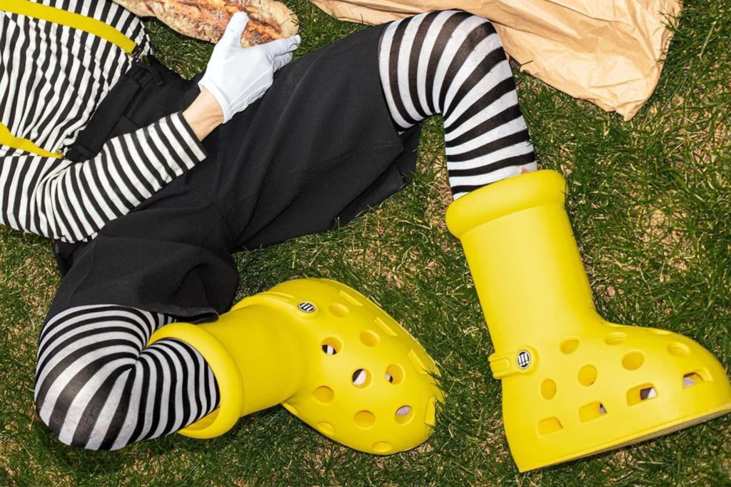 MSCHF x Crocs Big Yellow Boots chiếm trọn spotlight tại Paris Fashion Week Hinh anh 5: MSCHF x Crocs Big Yellow Boots chiem tron spotlight tai Paris Fashion Week