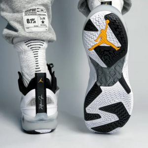 Giay Nike Jordan 37 'Oreo' DV0747-108