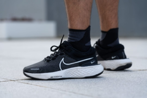 Giay Nike ZoomX Invincible Run Flyknit 'Black White' DC9993-001