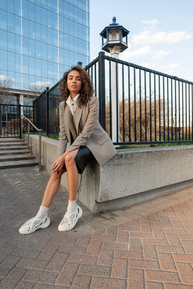 5 cách phối đồ cùng Yeezy Foam Runner cho một mùa hè tươi mát Hinh anh 4: 5 cach phoi do cung Yeezy Foam Runner cho mot mua he tuoi mat