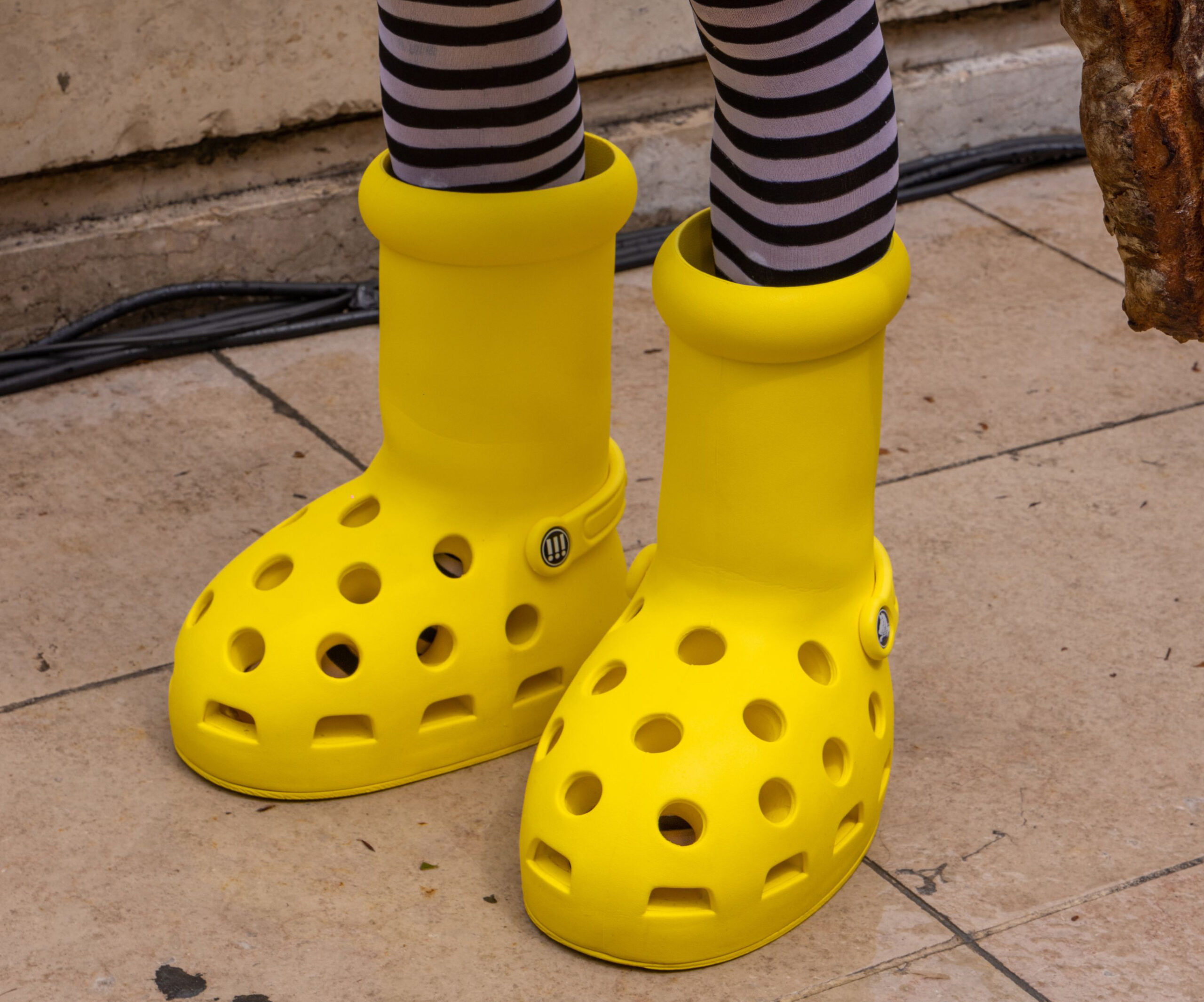 MSCHF x Crocs Big Yellow Boots chiếm trọn spotlight tại Paris Fashion Week Hinh anh 1: MSCHF x Crocs Big Yellow Boots chiem tron spotlight tai Paris Fashion Week