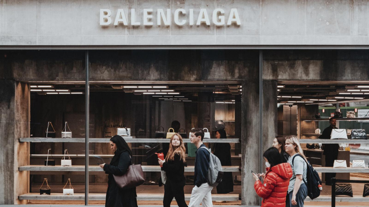 Hậu Scandal bị tẩy chay, Balenciaga đang làm gì trước nguy cơ phá sản? Hinh anh 11: Hau Scandal bi tay chay, Balenciaga dang lam gi truoc nguy co pha san?