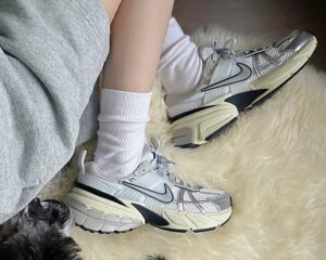 Giay Nike V2K Run 'Summit White Metallic Silver' FD0736-100