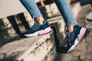 Giay Adidas Originals Falcon 'Raw Grey Pink' D96699