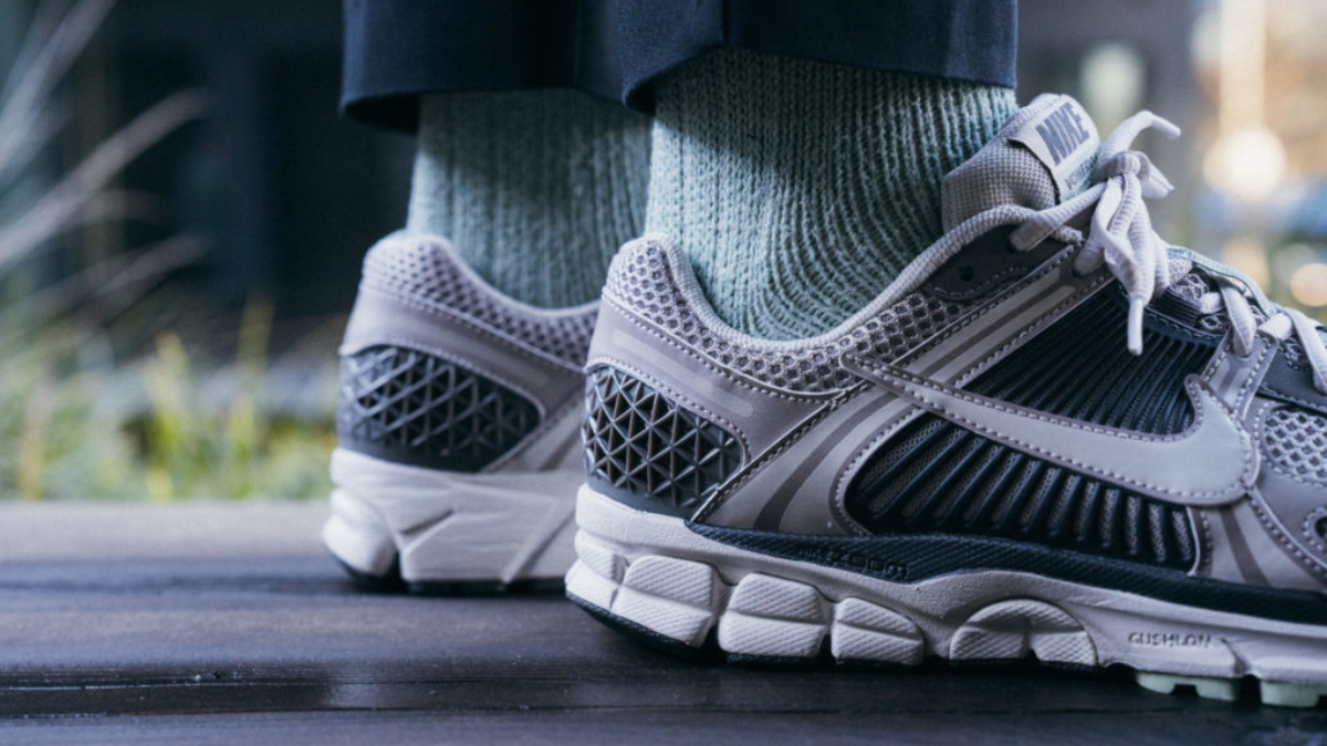 Hinh anh 10: Danh bong vong quay Sneaker cua ban voi 12 doi giay bac nay