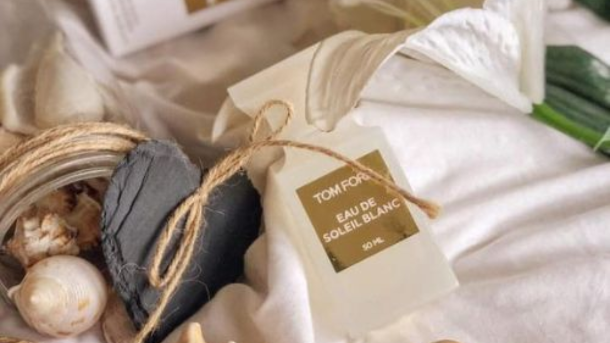 Lạc vào kỳ nghỉ xa xỉ với 11 chai nước hoa hương dừa cao cấp Hinh anh 1: Lac vao ky nghi xa xi voi 11 chai nuoc hoa huong dua cao cap