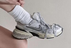 Giay Nike V2K Run 'Summit White Metallic Silver' FD0736-100