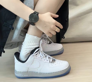 Giay Nike Air Force 1 '07 SE 'White Metallic Silver' DX6764-100