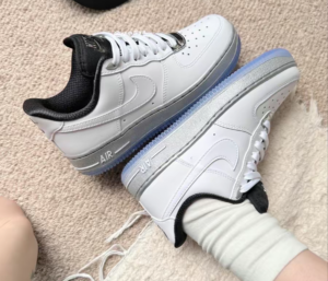 Giay Nike Air Force 1 '07 SE 'White Metallic Silver' DX6764-100