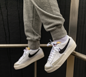 Giay Nike Blazer Low Platform 'White Black' DJ0292-101