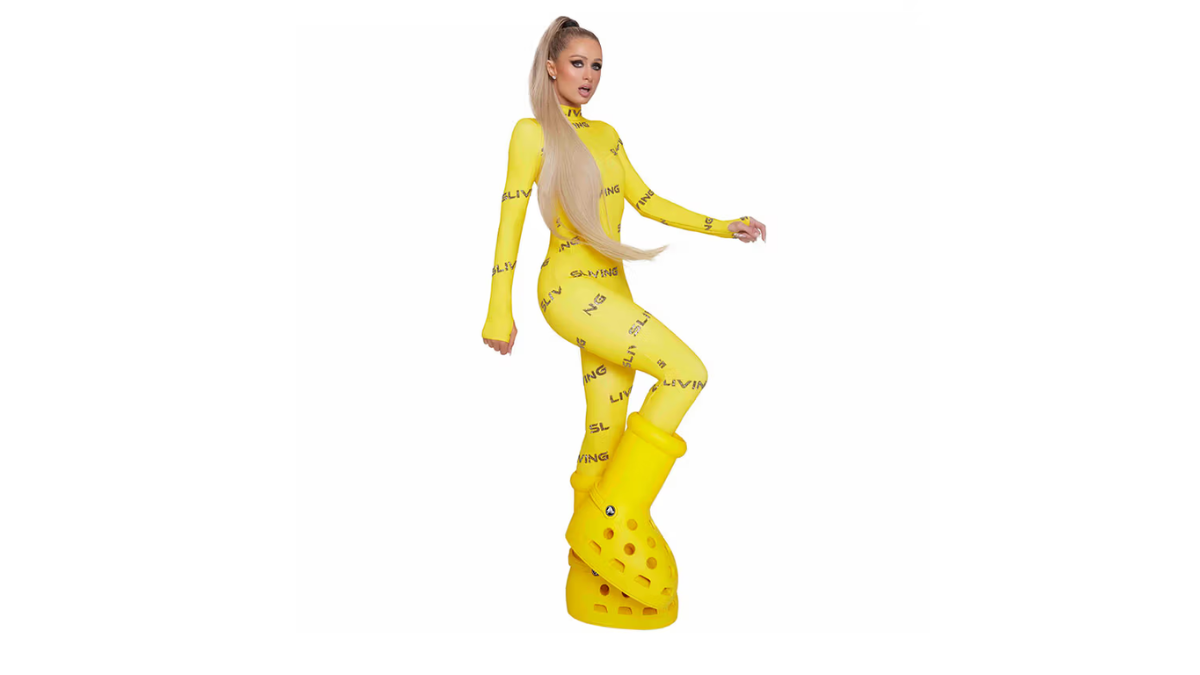 Hinh anh 3: Paris Hilton va MSCHF x Crocs Big Yellow Boots