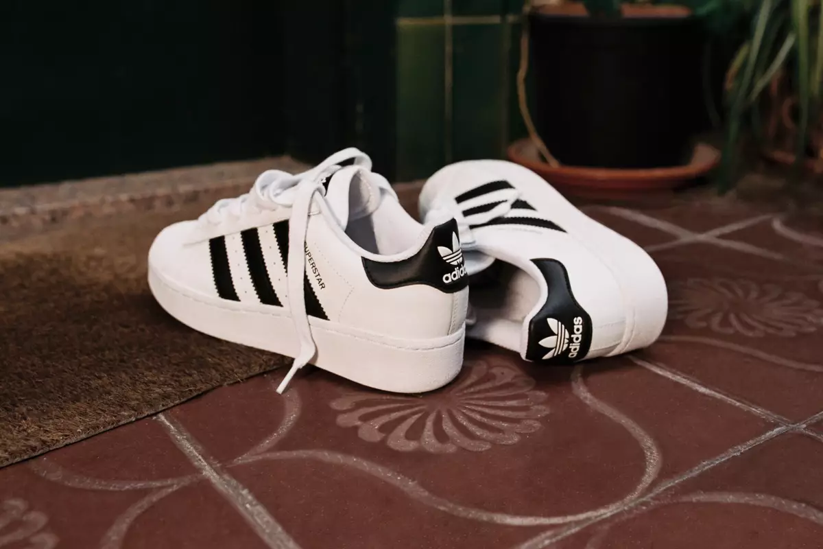 Cùng ngắm nhìn ADIDAS SUPERSTAR XLG: Một cải tiến mới Hinh anh 1: Cung ngam nhin ADIDAS SUPERSTAR XLG: Mot cai tien moi