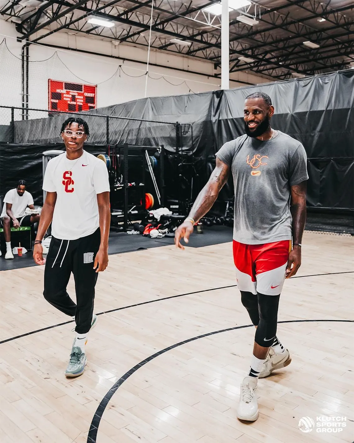 Hinh anh 3: LeBron James ra mat phien ban Nike LeBron 21 moi