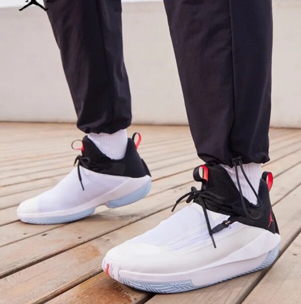 Giay Nike Air Jordan Jumpman Hustle 'White Black' AQ0394-100