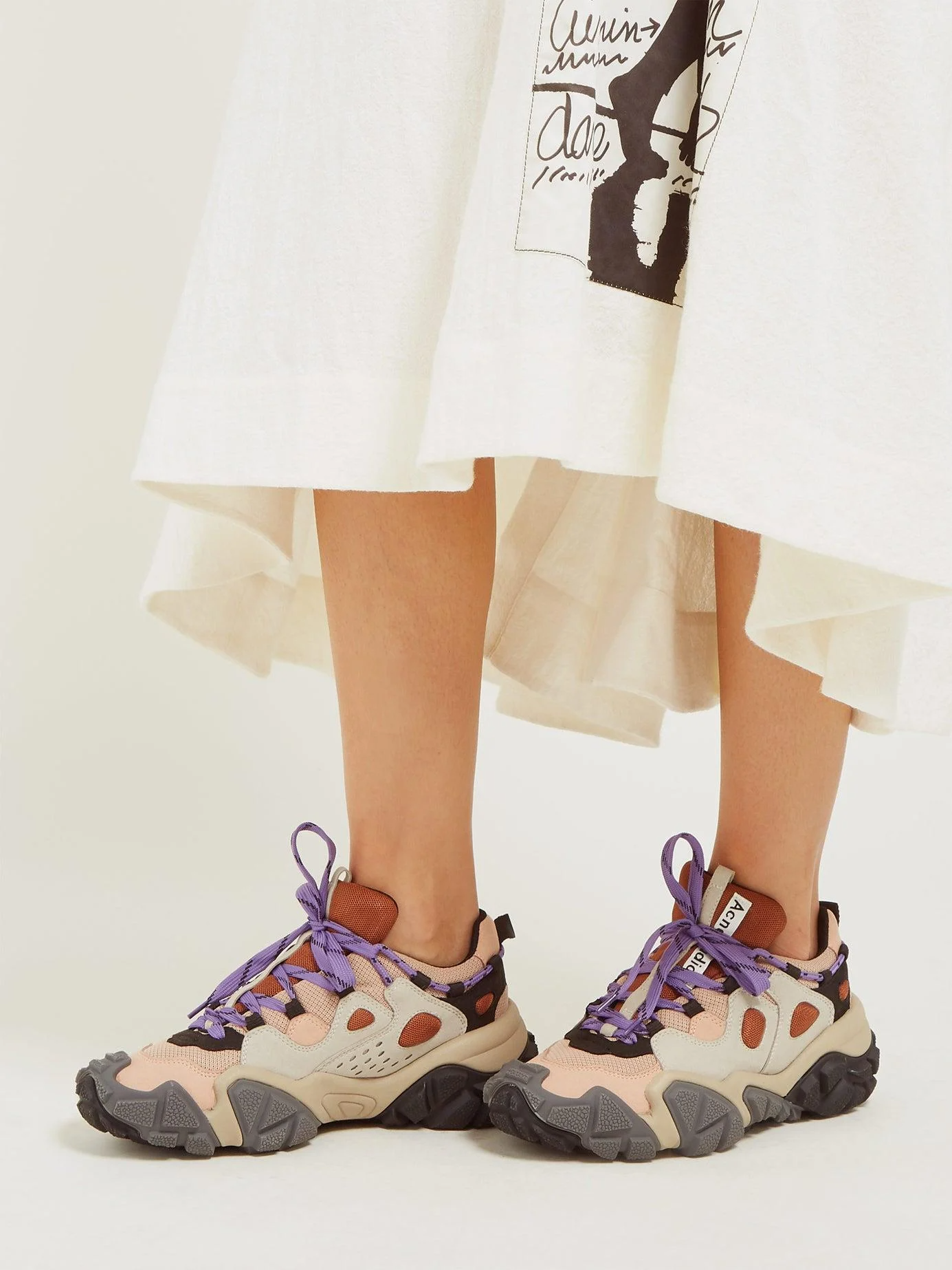 Những mẫu giày sneaker phù hợp với cung hoàng đạo của bạn Hinh anh 5: Nhung mau giay sneaker phu hop voi cung hoang dao cua ban