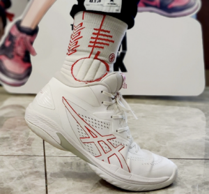 Giay Asics Gelhoop V15 'White Classic Red' 1063A063-101