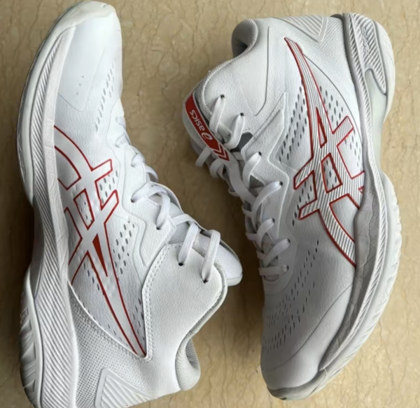 Giay Asics Gelhoop V15 'White Classic Red' 1063A063-101