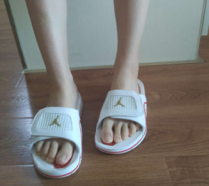 Dep Nike Jordan Hydro 4 Retro 'Red Metallic Gold' 532225-117