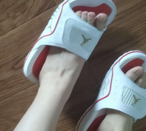 Dep Nike Jordan Hydro 4 Retro 'Red Metallic Gold' 532225-117