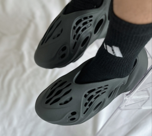 Dep Adidas Yeezy Foam Runner ‘Carbon’ IG5349