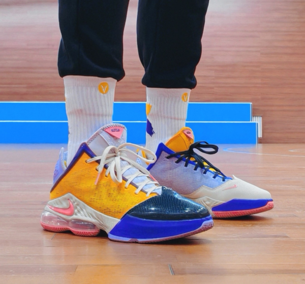 Giay Nike LeBron 19 Low 'Mismatch' DO9828-500
