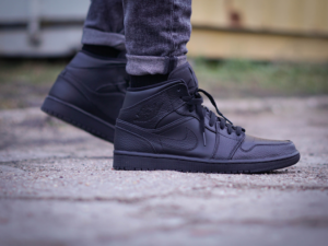 Giay Nike Air Jordan 1 Mid 'Triple Black' 554724-091