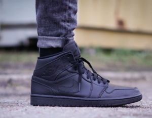Giay Nike Air Jordan 1 Mid 'Triple Black' 554724-091