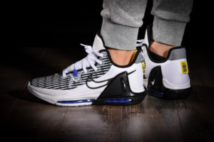 Giay Nike LeBron Witness 6 'White Violet' CZ4052-100