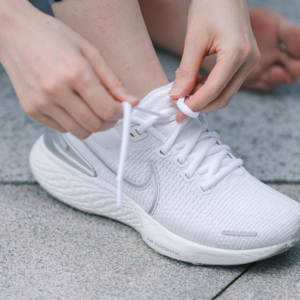 Giay Nike ZoomX Invincible Run Flyknit 2 'White Silver' DC9993-101