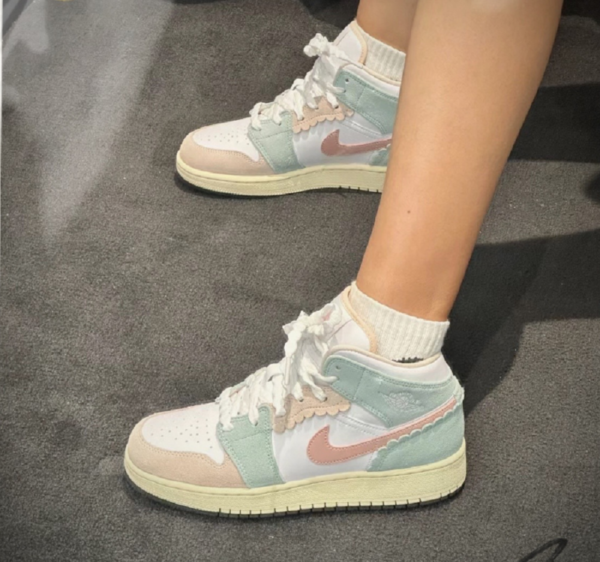 Giay Nike Air Jordan 1 Mid SE GS 'Scalloped Edge' DZ5361-100