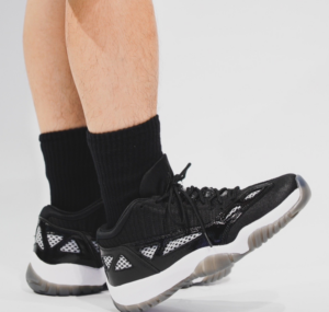 Giay Nike Air Jordan 11 Retro Low IE 'Black White' 919712-001