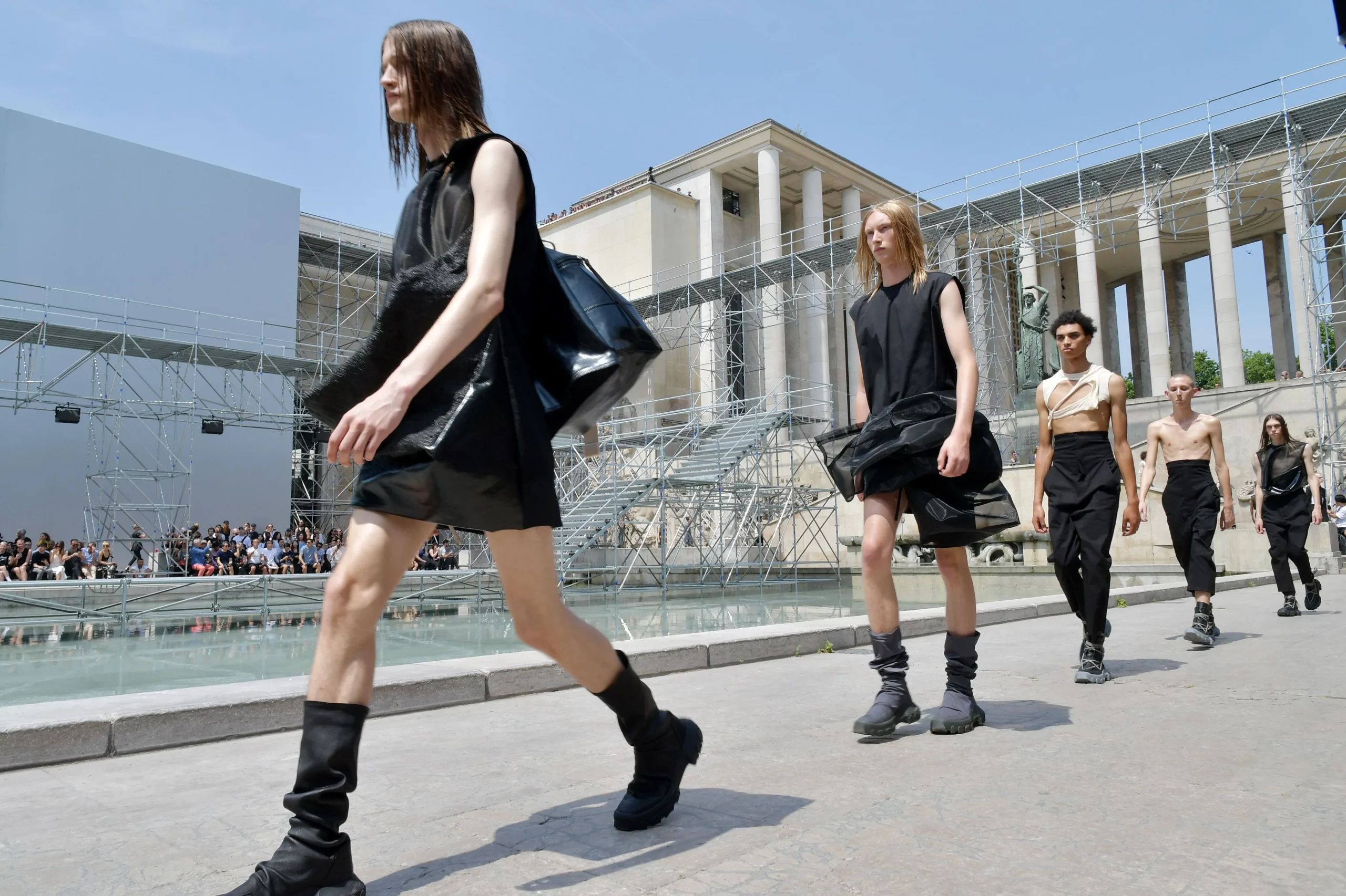 Tại sao Rick Owens lại được đại diện cho phong cách Darkwear? Hinh anh 7: Tai sao Rick Owens lai duoc dai dien cho phong cach Darkwear?