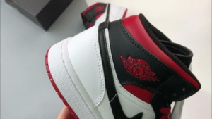 Giay Nike Air Jordan 1 Retro Mid 'Gym Red' DQ8423-106