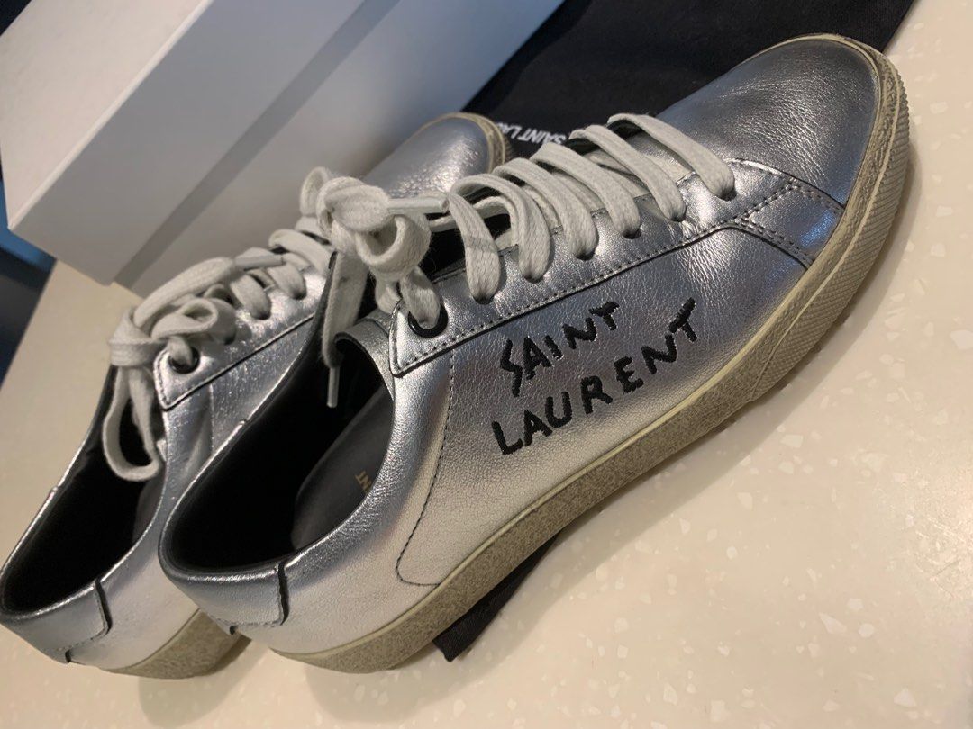 Saint Laurent Court Sneaker: Nét thanh lịch vượt thời gian Hinh anh 4: Saint Laurent Court Sneaker: Net thanh lich vuot thoi gian