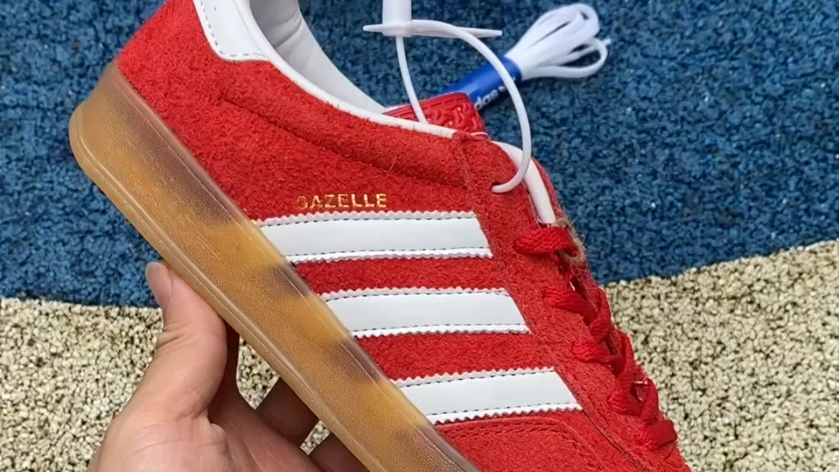 Điểm qua 5 đôi giày nâng cao phong cách mùa thu basic của bạn Hinh anh 7: Diem qua 5 doi giay nang cao phong cach mua thu basic cua ban