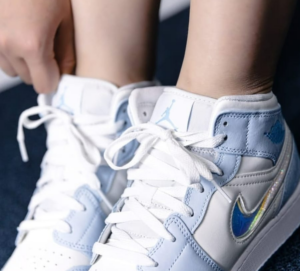 Giay Nike Air Jordan 1 Mid GS ‘Glitter Swoosh’ FQ9117-400