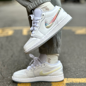 Giay Nike Air Jordan 1 Low 'Glitter Swoosh' FQ9112-100