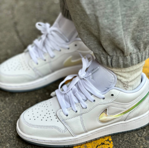 Giay Nike Air Jordan 1 Low 'Glitter Swoosh' FQ9112-100